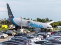 El avión de carga de Amazon impactó una camioneta donde viajaban la víctima y sus compañeros. EFE/D. Varela