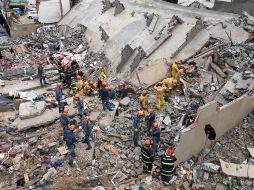 El edificio que colapsó tenía varias plantas y estaba en construcción, aunque las obras se encontraban embargadas judicialmente. EFE/I. Fontana