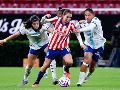 Chivas Femenil reaccionó tarde en el complemento, pero un lapidario 0-3 en la primera mitad le costó la derrota 2-3 ante Rayadas en el Estadio Akron. IMAGO7.