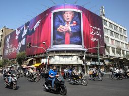 Imagen del pasado 7 de septiembre de una calle con tráfico con un cartel anti Donald Trump en Teherán. EFE/EPA/Persian Language TV Stations Outside Iran