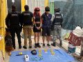 La Fiscalía del Estado detuvo a tres personas y aseguró cerca de cien bolsas con droga tras dos cateos contra el narcomenudeo en Tonalá y Tlajomulco. ESPECIAL.