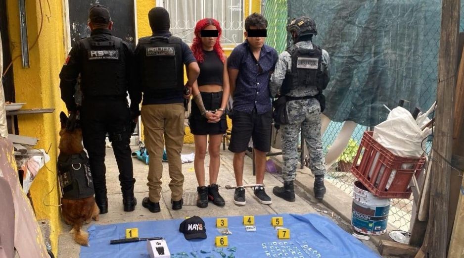 La Fiscalía del Estado detuvo a tres personas y aseguró cerca de cien bolsas con droga tras dos cateos contra el narcomenudeo en Tonalá y Tlajomulco. ESPECIAL.