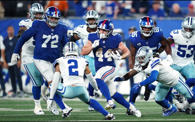 La ofensiva neoyorquina dominó el tiempo de posesión y capitalizó los errores del rival para asegurar la victoria en este duelo divisional de la NFC Este. AFP.