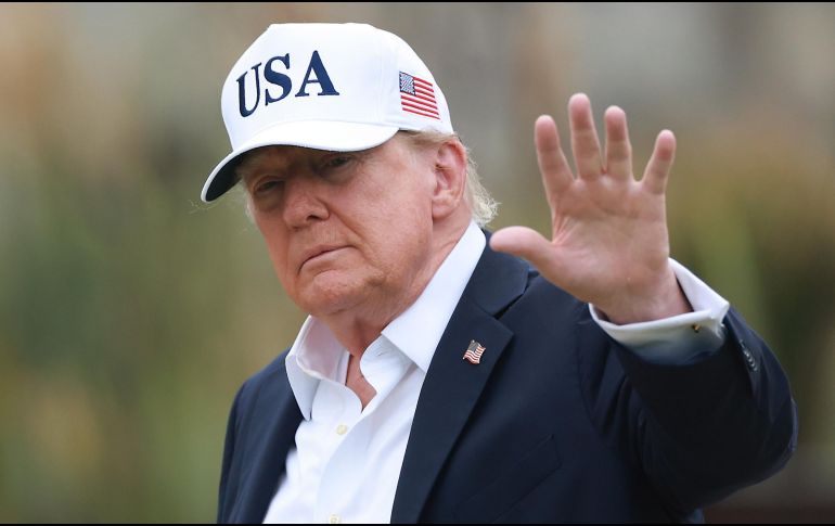 Donald Trump sostiene que una mayor regulación podría provocar que China supere a Estados Unidos en inteligencia artificial. EFE / N. Hall