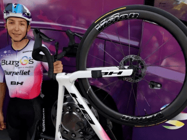 César Macías, el segundo mejor ciclista de México, es la gran ausencia en el equipo liderado por Isaac del Toro para el Mundial de Ciclismo en Montreal. EFE / J. Lizón