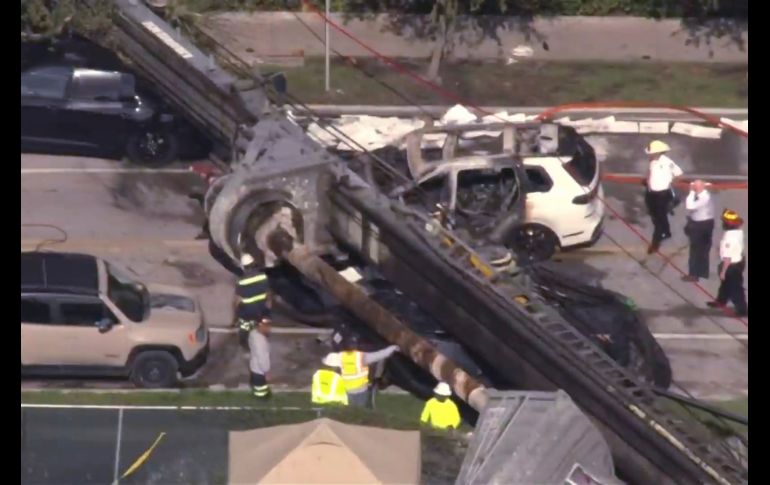 La conductora del auto logró salir por la parte trasera del vehículo mientras estaba en llamas, algo calificado como 