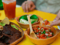 El IMSS sugiere que la mitad de las porciones sean verduras, un cuarto alimentos de origen animal bajos en grasa y el resto cereales. CANVA