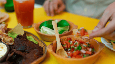 El IMSS sugiere que la mitad de las porciones sean verduras, un cuarto alimentos de origen animal bajos en grasa y el resto cereales. CANVA