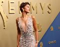 Diversas celebridades de la televisión deslumbraron a su llegada con diseños llamativos que incluyeron vestidos cubiertos de cristales, tonos intensos y atuendos conceptuales EFE/J. CONNELLY.