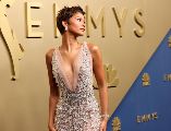 Diversas celebridades de la televisión deslumbraron a su llegada con diseños llamativos que incluyeron vestidos cubiertos de cristales, tonos intensos y atuendos conceptuales EFE/J. CONNELLY.