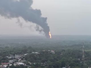 El incendio puede observarse varios kilómetros a la redonda debido a la magnitud de las llamas. SUN/ESPECIAL