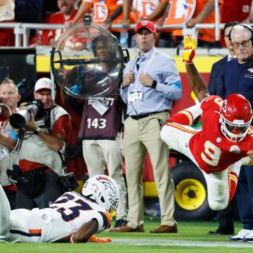Kenneth Walker recorrió 173 yardas en 23 acarreos y anotó un espectacular touchdown tras una escapada de 60 yardas en su debut oficial. AP/C. Braley