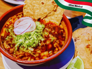 La Secretaría de Salud advierte constantemente sobre el consumo desmedido de tostadas fritas, crema entera y queso rallado. Estos ingredientes pueden triplicar el valor calórico de la cena en cuestión de minutos. ESPECIAL / CANVA