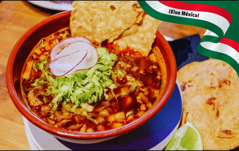 La Secretaría de Salud advierte constantemente sobre el consumo desmedido de tostadas fritas, crema entera y queso rallado. Estos ingredientes pueden triplicar el valor calórico de la cena en cuestión de minutos. ESPECIAL / CANVA