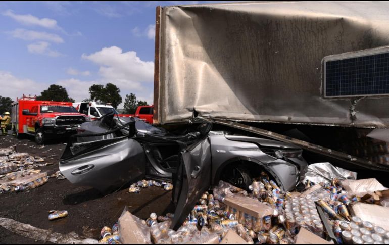 Tres pasajeros resultaron lesionados, entre ellos una menor de edad. El accidente ocurrió en la autopista a Zapotlanejo, al cruce con el Nuevo Periférico. CORTESÍA/UEPCBJ