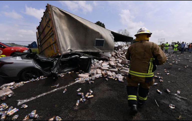 Tres pasajeros resultaron lesionados, entre ellos una menor de edad. El accidente ocurrió en la autopista a Zapotlanejo, al cruce con el Nuevo Periférico. CORTESÍA/UEPCBJ