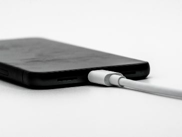 El principal beneficio de cargar tu celular en la computadora es que regula la temperatura del dispositivo, lo que evita que experimente sobrecalentamientos constantes. UNSPLASH / M. PIRA