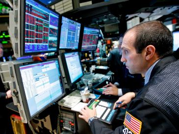 Por sectores, los únicos que terminaron la jornada de este martes con ganancias fueron el energético y el de materias primas. EFE/P. Foley