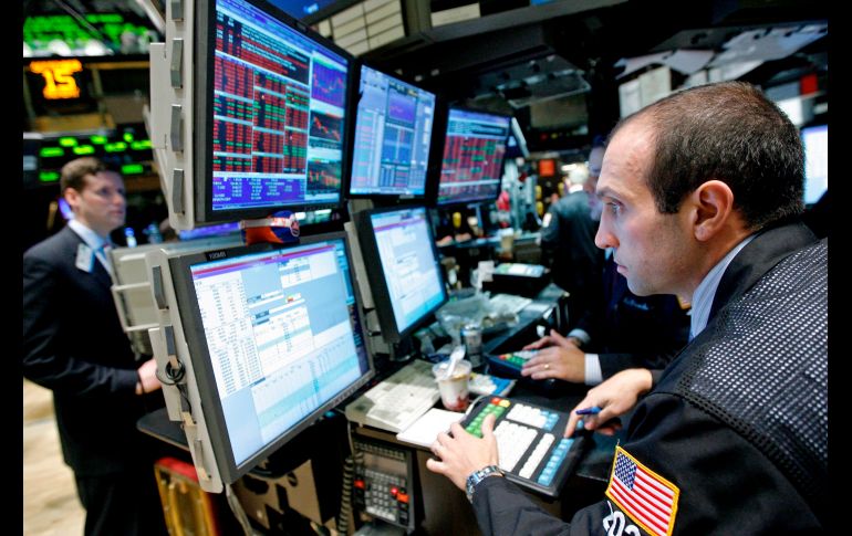 Por sectores, los únicos que terminaron la jornada de este martes con ganancias fueron el energético y el de materias primas. EFE/P. Foley