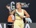 Sara Bejlek debutó con paso firme en el Guadalajara Open tras derrotar en sets corridos a la estadounidense Alycia Parks. CORTESÍA.