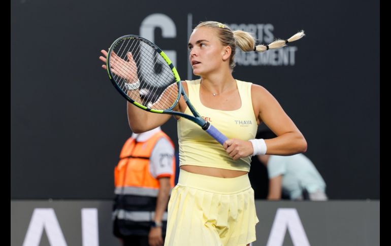 Sara Bejlek debutó con paso firme en el Guadalajara Open tras derrotar en sets corridos a la estadounidense Alycia Parks. CORTESÍA.