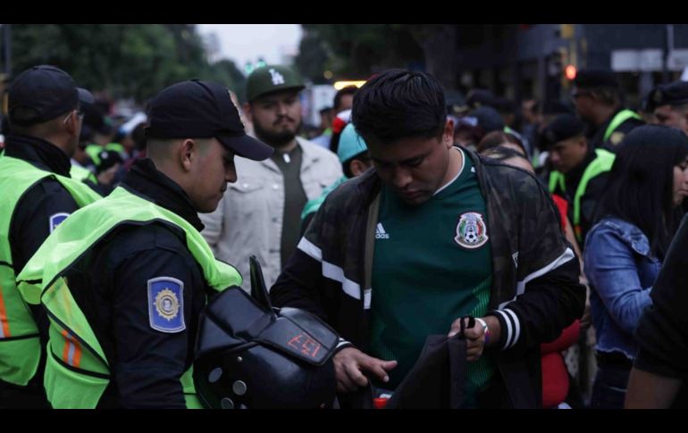 Después de pasar los filtros de seguridad, las personas desfilaron por el lugar con banderas sobre la espalda, sombreros anchos y penachos tricolores. SUN/F. Rojas
