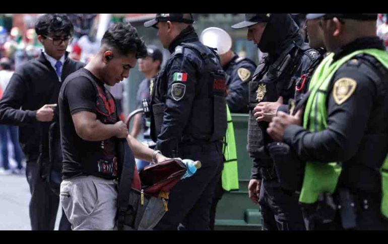 Después de pasar los filtros de seguridad, las personas desfilaron por el lugar con banderas sobre la espalda, sombreros anchos y penachos tricolores. SUN/F. Rojas