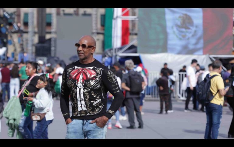 Después de pasar los filtros de seguridad, las personas desfilaron por el lugar con banderas sobre la espalda, sombreros anchos y penachos tricolores. SUN/F. Rojas
