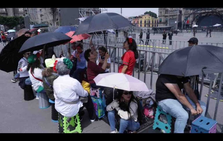 Después de pasar los filtros de seguridad, las personas desfilaron por el lugar con banderas sobre la espalda, sombreros anchos y penachos tricolores. SUN/F. Rojas