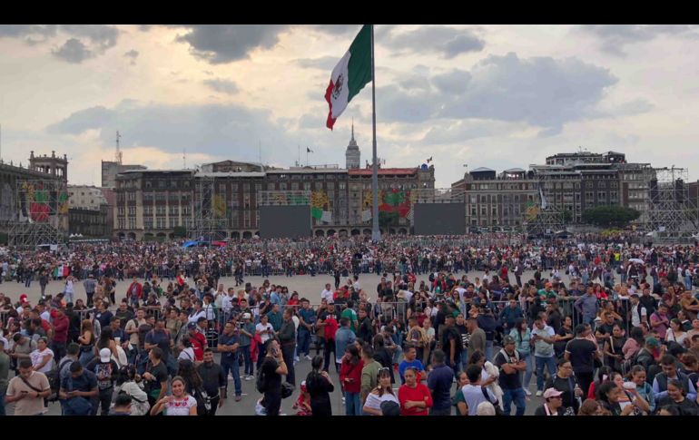 Después de pasar los filtros de seguridad, las personas desfilaron por el lugar con banderas sobre la espalda, sombreros anchos y penachos tricolores. SUN/D. Sánchez