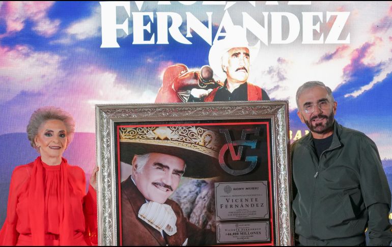 En la grabación de este tributo, la voz original de los archivos de audio de Vicente Fernández acompaña a la de invitados especiales. EFE/ Sony Music
