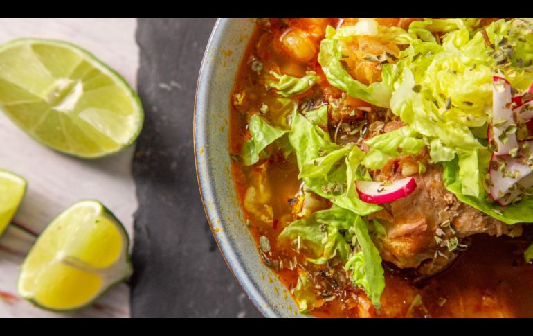 Disfrutar de un sabroso pozole en la cena mexicana representa un golpe económico para las familias este 2026. ESPECIAL/PEXELS