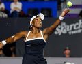 Sloane Stephens avanzó a los cuartos de final del Guadalajara Open tras imponerse en dos reñidos desempates a la indonesia Janice Tjen en un duelo interrumpido brevemente por la lluvia. CORTESÍA.