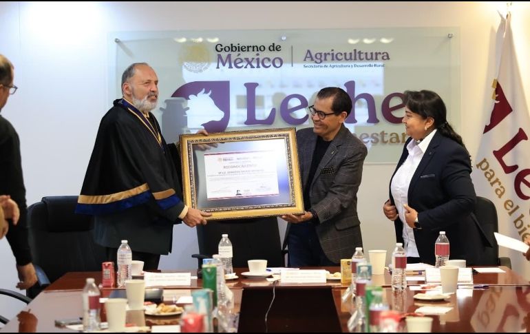 Los dirigentes de agrupaciones de productores subrayaron la importancia que tiene la actualización para la mejora de la producción de leche en México. ESPECIAL