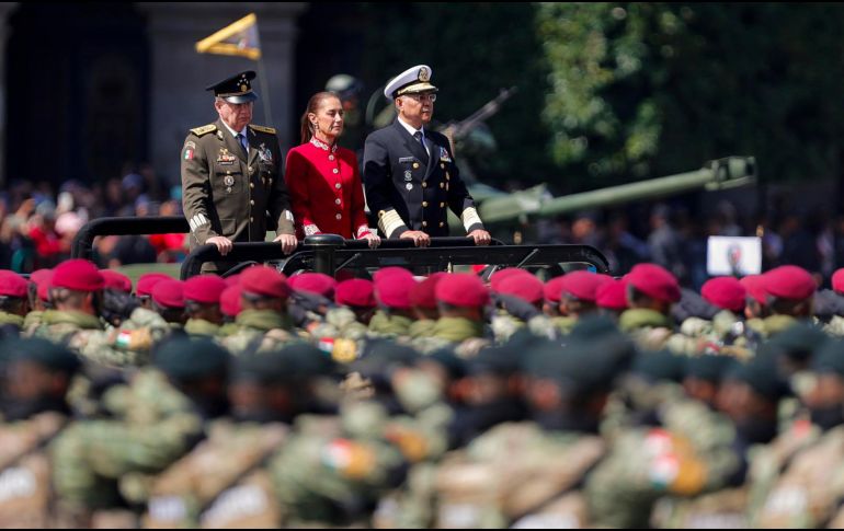 La Presidenta Claudia Sheinbaum, el secretario de la Defensa Nacional, Ricardo Trevilla Trejo (i) y de Marina, Raymundo Pedro Morales Ángeles, en la conmemoración del 216 Aniversario de la Independencia de México. EFE / I. Esquivel