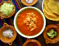 Descubre cuántas calorías tiene un plato de pozole, su valor nutricional y el ejercicio para quemar pozole exacto para mantener la figura en las fiestas patrias. ESPECIAL/Canva