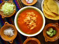 Descubre cuántas calorías tiene un plato de pozole, su valor nutricional y el ejercicio para quemar pozole exacto para mantener la figura en las fiestas patrias. ESPECIAL/Canva