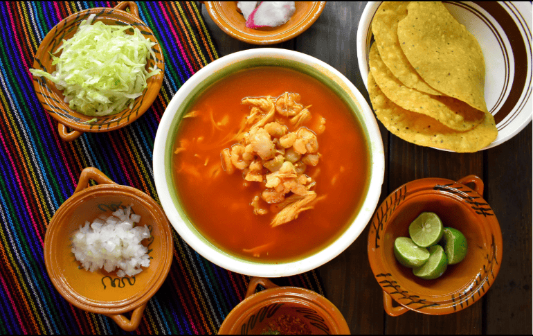 Descubre cuántas calorías tiene un plato de pozole, su valor nutricional y el ejercicio para quemar pozole exacto para mantener la figura en las fiestas patrias. ESPECIAL/Canva