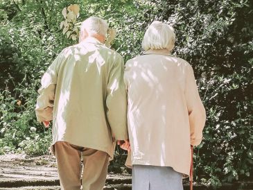 Las penas por abandono de adultos mayores podrían implementarse y aumentar bajo algunas causales. UNSPLASH / M. Henderson
