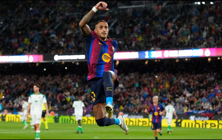 Barcelona ratificó su paso perfecto como líder de LaLiga tras imponerse con una contundente goleada frente al Racing de Santander en el Camp Nou. EFE/E. Fontcuberta.