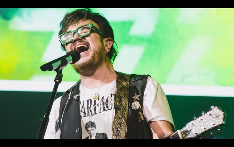 Aleks Syntek generó controversia al interrumpir su concierto patrio para regañar al público.