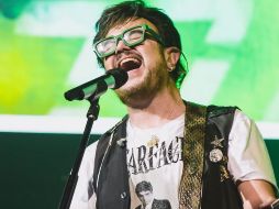 Aleks Syntek generó controversia al interrumpir su concierto patrio para regañar al público.