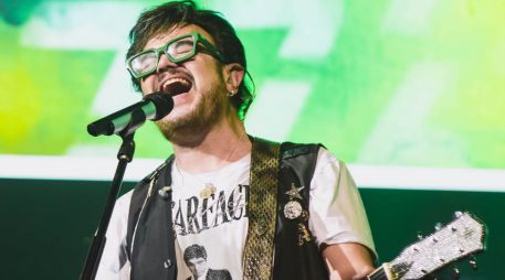 Aleks Syntek generó controversia al interrumpir su concierto patrio para regañar al público.