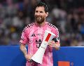 Lionel Messi, con el trofeo de jugador del partido en la final de la Campeones Cup 2026. EFE / A. Boal