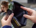 La Profeco señala que gastar de más no se debe únicamente a malos hábitos financieros, ya que puede estar relacionado con las emociones, el entorno y la falta de organización del dinero. ESPECIAL / CANVA