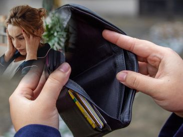 La Profeco señala que gastar de más no se debe únicamente a malos hábitos financieros, ya que puede estar relacionado con las emociones, el entorno y la falta de organización del dinero. ESPECIAL / CANVA