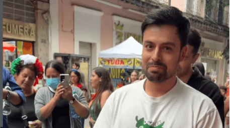 Multitud destruye la caja sorpresa del creador de contenido Alex Serrano tras irrumpir sin consentimiento para llevarse los premios. INSTAGRAM/ALEX SERRANO