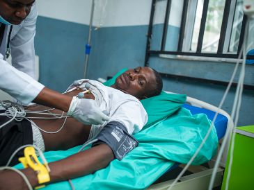 Un médico atiende a una víctima de una bebida alcohólica de elaboración local conocida comúnmente como "Cola de mono" en un hospital de Odigbo, al sur de Nigeria. AP/D. Alley