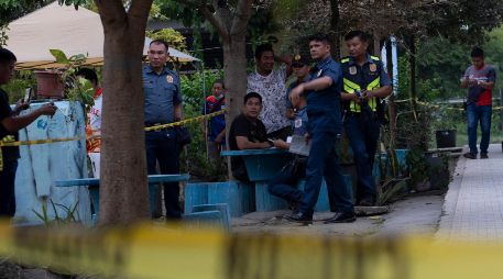 La policía filipina vigila la zona tras un tiroteo ocurrido en la Escuela Secundaria Nacional de Banga, en la provincia de Cotabato del Sur, al sur de Filipinas, el 18 de septiembre de 2026. EFE/L. PACARDO
