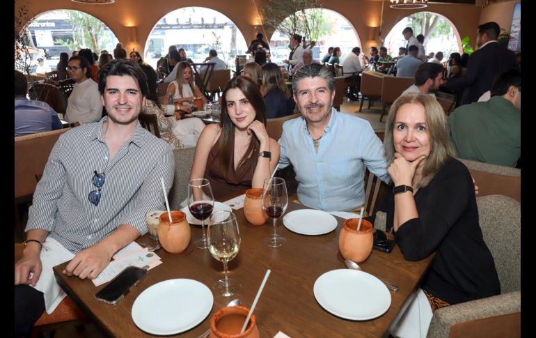 Luis Rolando Torres Navarro, Luciana Torres Navarro, Rolando Torres y Laura Navarro. GENTE BIEN JALISCO / Revista del 18 de septiembre 2026